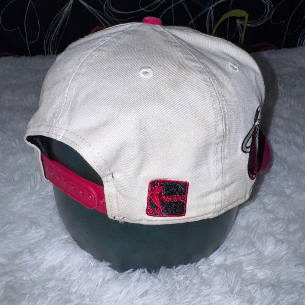 New Era Snapback Hat Mens OSFM White Red Miami Heat Hardwood Classics 9FIFTY